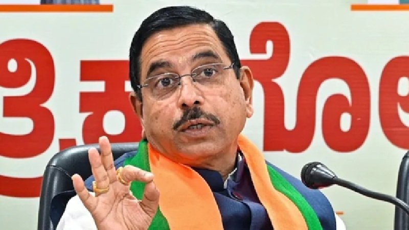Education Minister : धर्मेंद्र प्रधान के इस्तीफे के बाद बड़ा फैसला…! प्रह्लाद जोशी को मिला शिक्षा मंत्रालय का अतिरिक्त प्रभार