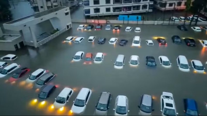 Gujarat Flood : बारिश का महाप्रलय…! गुजरात सबसे ज्यादा प्रभावित…इस तरह कारें डूबीं…ट्रेनें प्रभावित…नदियां उफान पर…1200 लोगों का रेस्क्यू…PM मोदी ने लिया हालात का जायजा