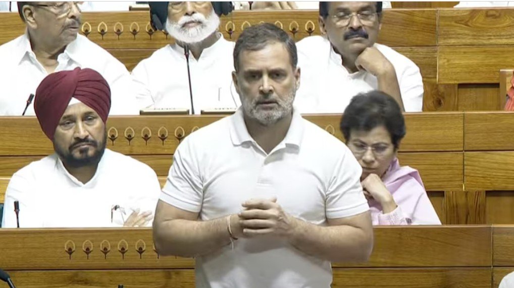 Parliament Monsoon Session : एंटी पेपर लीक बिल पर चर्चा के बीच लोकसभा में जबरदस्त हंगामा…! राहुल गांधी-रिजिजू में तीखी नोकझोंक…ढाई बजे तक के लिए स्थगित हुई लोकसभा