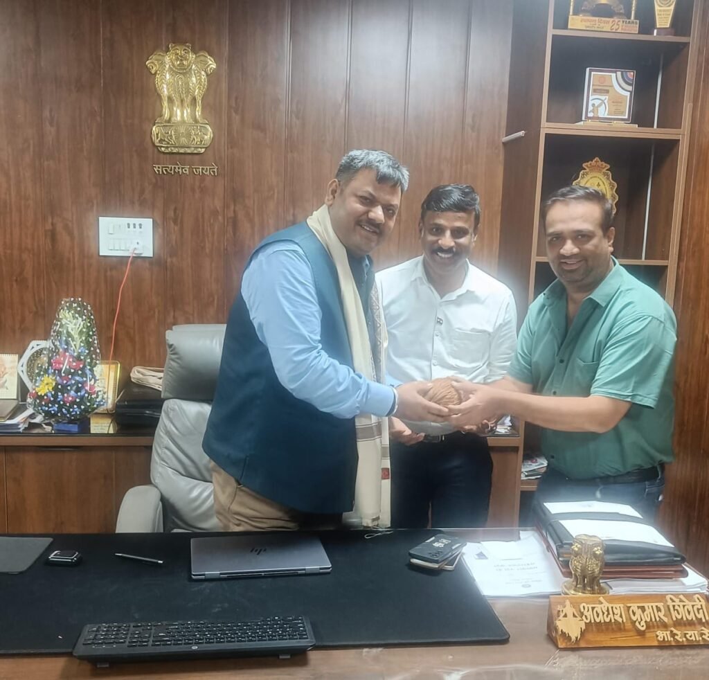 South East Central Railway : SECR के वरिष्ठ वाणिज्य अधिकारी अवधेश कुमार त्रिवेदी का भव्य नागरिक अभिनंदन…! गोरखपुर जोन के CFTM बनने पर चैंबर ऑफ कॉमर्स ने दी शानदार विदाई