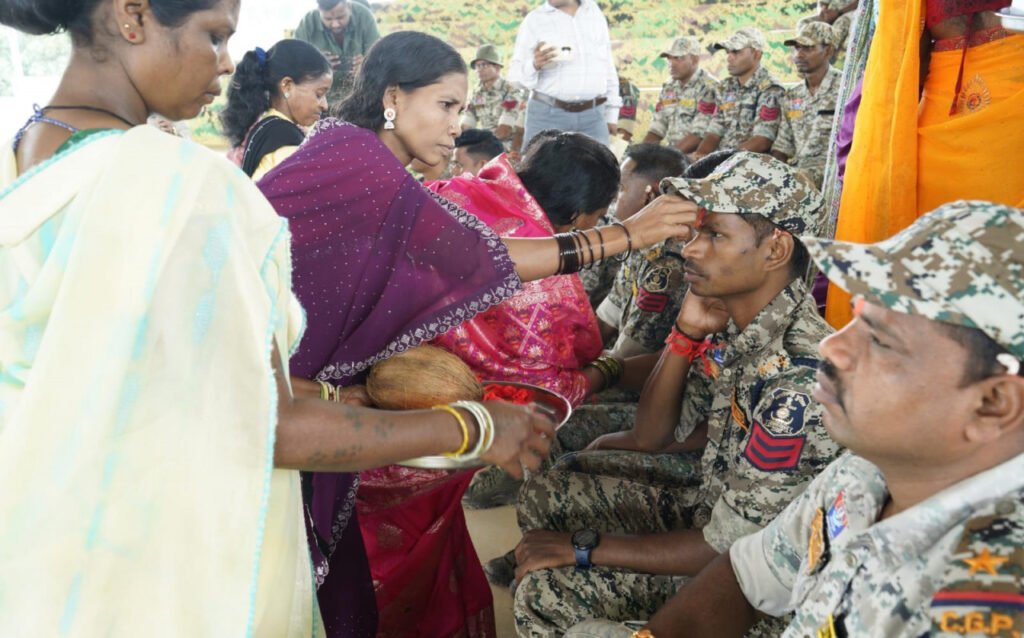 Abujhmarh में बदला हवाओं का रुख, हिंसा छोड़ मुख्यधारा में लौटीं बहनों ने DRG जवानों की कलाई पर बांधी राखी, दिया शांति और विश्वास का संदेश
