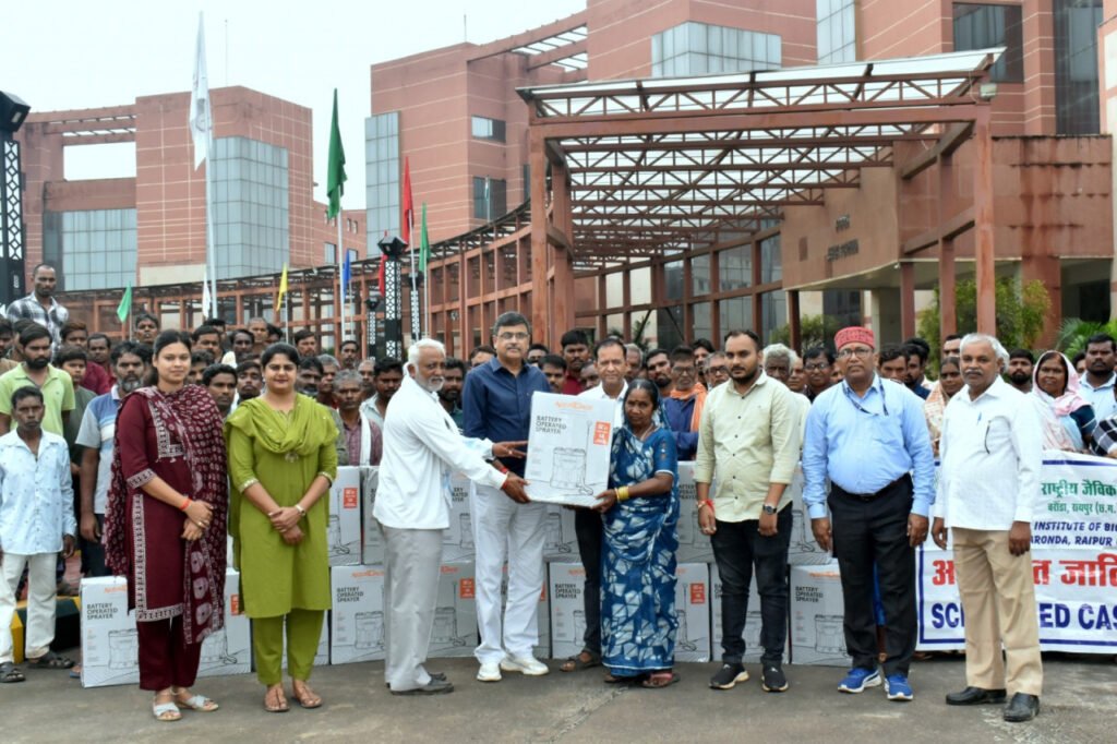 SCSP Programme : आईसीएआर-एनआईबीएसएम ने एससीएसपी कार्यक्रम के तहत किसानों को वितरित किए पावर स्प्रेयर एवं सोलर पैनल