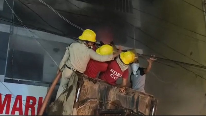 Book Depot in Fire : जगदलपुर में देर रात भीषण आग…! बुक डिपो में धू-धू कर जली किताबें…भारी रिस्क के साथ शटर तोड़कर अंदर घुसी SDRF टीम…लाखों के नुकसान की आशंका…VIDEO
