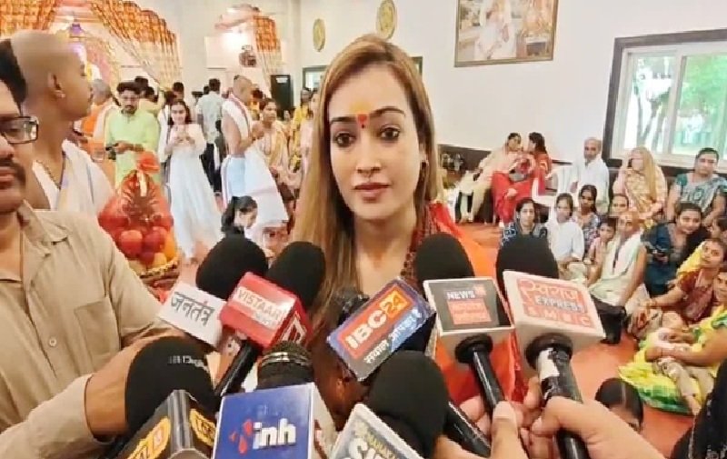 Harsha Richhariya : मॉडल से साध्वी बनीं साध्वी हर्षानंद गिरि का सनसनीखेज बयान…! आश्रम में पार्लर बुलाकर मैनिक्योर-पेडिक्योर कराते हैं संत…आश्रम से ज्यादा सुरक्षित माता-पिता का घर
