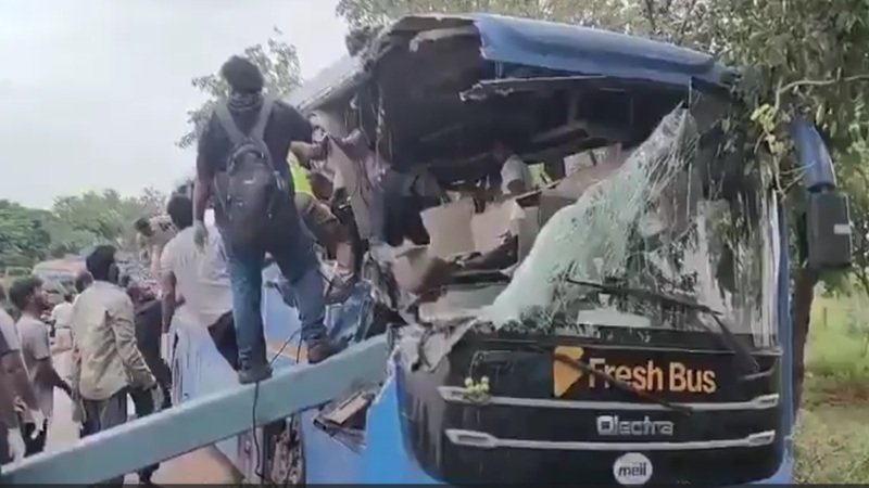 Telangana Bus Accident: सुबह 5:20 बजे मचा कोहराम! 43 यात्रियों से भरी बस ट्रक से टकराई, 6 की मौत; देखें VIDEO गैस कटर से निकाले गए फंसे लोग