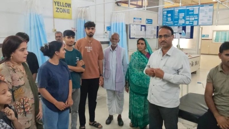 Ujjain Cow Rabies News : कुत्ते के काटने के 7 दिन बाद गाय की मौत, दूध पीने वाले 10 लोग पहुंचे अस्पताल; रैबीज के इंजेक्शन लगे