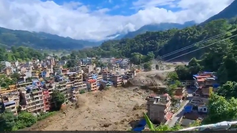 Nepal Flood: नेपाल में तिब्बत की ओर से आया सैलाब, शांत नदी ने कुछ ही मिनटों में लिया रौद्र रूप; कई मौत और लापता! पुल-घर-गाड़ियां बहीं, 15 हेलीकॉप्टर रेस्क्यू में जुटे यहां देखें भयावह मंजर VIDEO