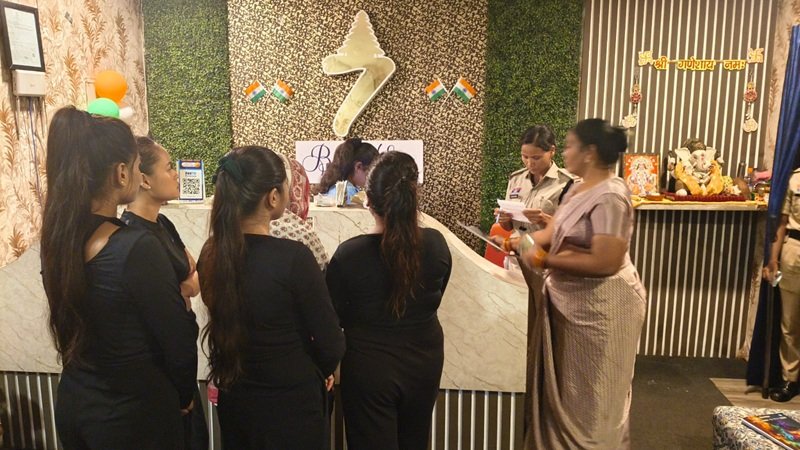 Spa Center Raid: ब्रेकिंग रायपुर में 30 स्पा सेंटरों पर एक साथ पुलिस की रेड! 100+ जवानों की टीम ने खंगाले रिकॉर्ड; एलिना स्पा सेंटर और ला थाई स्पा में मिला आपत्तिजनक सामान देखें VIDEO