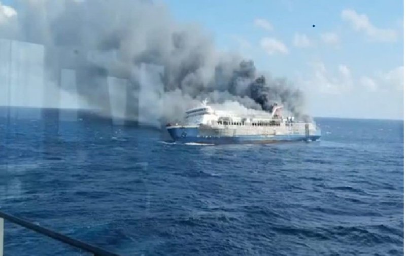 Indonesia Ferry Fire : समंदर में मौत की आग…! 271 लोगों से भरी फेरी में लगी भीषण आग…यात्रियों ने बचने के लिए समुद्र में लगाई छलांग…5 की मौत 41 लापता…देखें VIDEO