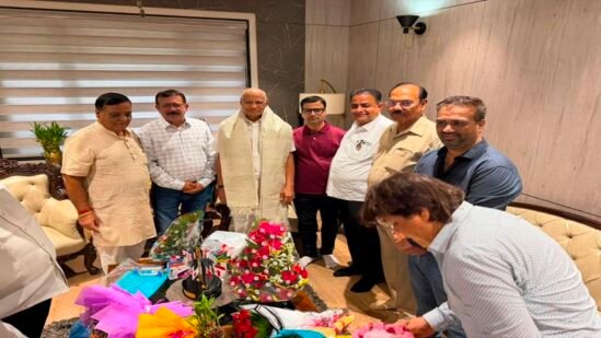 Ramesh Bais Birthday : पूर्व राज्यपाल रमेश बैस के जन्मदिन पर उमड़ा शुभकामनाओं का सैलाब…! चैंबर ऑफ कॉमर्स के प्रतिनिधिमंडल ने किया सम्मान