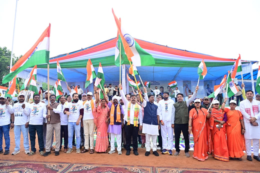 Tiranga Yatra : नारायणपुर से शुरू हुई बस्तर तिरंगा यात्रा, उपमुख्यमंत्री विजय शर्मा और वन मंत्री केदार कश्यप ने बाइक चलाकर किया नेतृत्व, नक्सल प्रभावित क्षेत्रों में पहुंचेगा तिरंगा