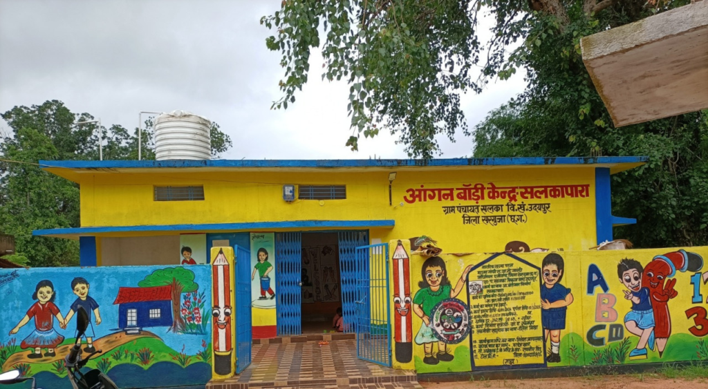 Anganwadi Centre : अभिसरण से बदली सलकापारा आंगनबाड़ी केंद्र की तस्वीर, नौनिहालों को मिला सुरक्षित और सुविधायुक्त भवन, 11.69 लाख रुपए की लागत से हुआ भवन निर्माण, 35 बच्चों सहित गर्भवती माताओं और किशोरी बालिकाओं को मिल रहा लाभ