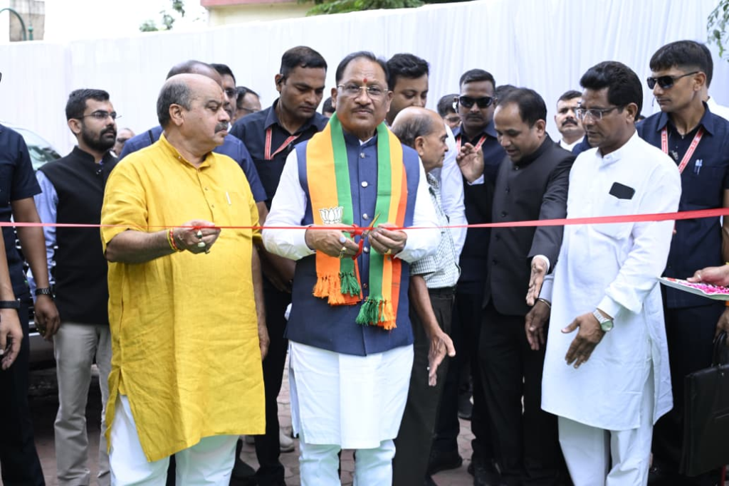 CM Vishnu : देश की आजादी में छत्तीसगढ़ के वीर नायकों का योगदान नई पीढ़ी तक पहुंचाना हमारा दायित्व, मुख्यमंत्री ने स्वतंत्रता दिवस पर सात दिवसीय छायाचित्र प्रदर्शनी का किया शुभारंभ