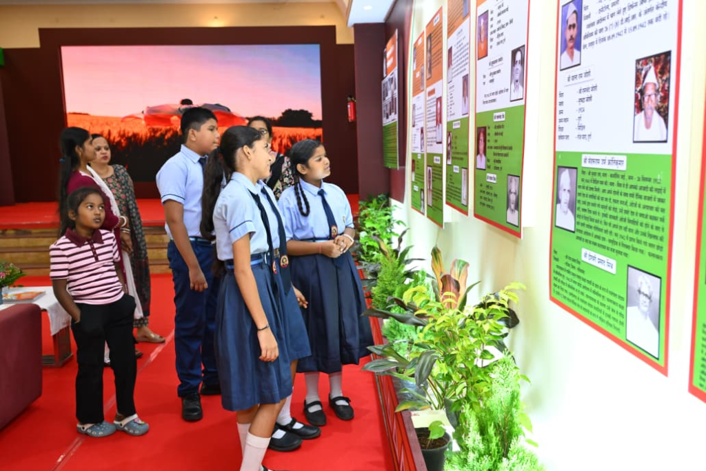Photo Exhibition : विद्यार्थियों ने देखी स्वतंत्रता संग्राम सेनानियों और ‘वंदे मातरम’ पर आधारित छायाचित्र प्रदर्शनी, स्वतंत्रता संग्राम की गौरवगाथा से विकसित छत्तीसगढ़ की नई तस्वीर तक को एक मंच पर समेट रही प्रदर्शनी