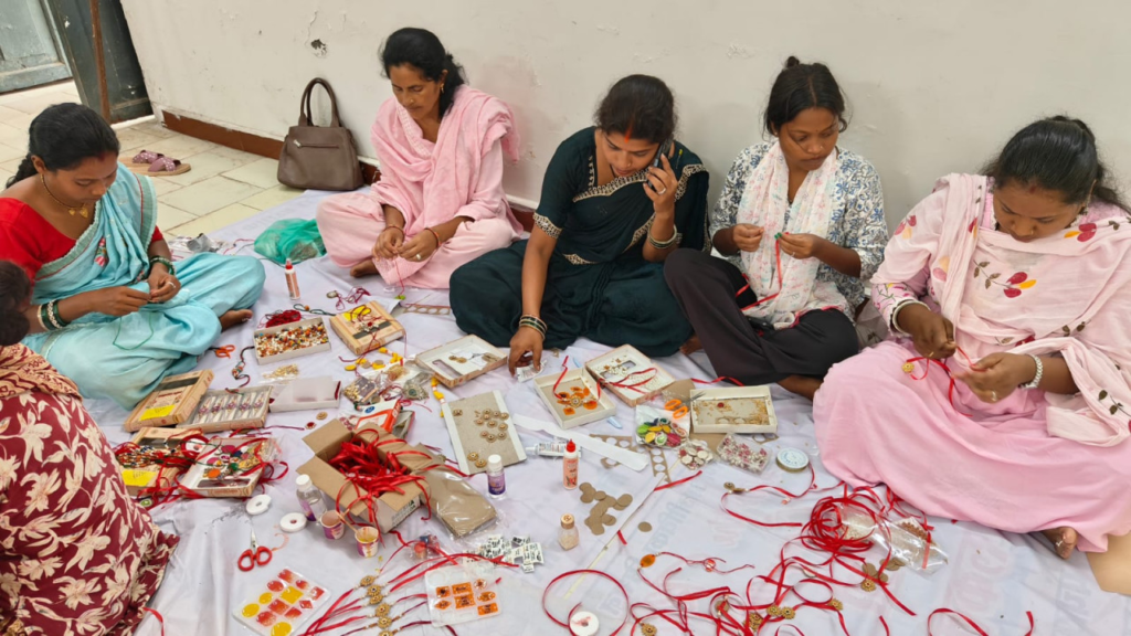 Rakhi 2026 : स्थानीय संसाधन और महिलाओं के कौशल से बन रही आकर्षक राखी