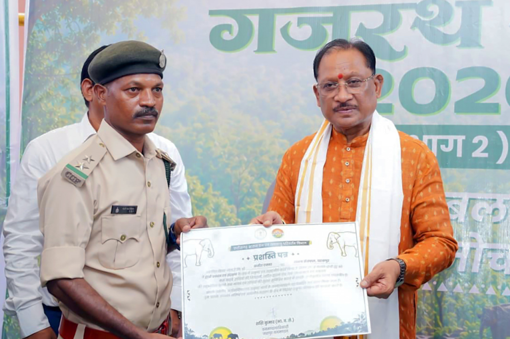 Gajrath Yatra : मानव-हाथी सह-अस्तित्व की दिशा में जशपुर की अभिनव पहल ‘गजरथ यात्रा’ को मिली नई पहचान, मुख्यमंत्री ने ‘गजरथ यात्रा’ पुस्तक का किया विमोचन