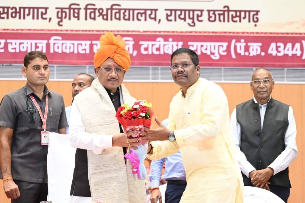 CM Vishnu : शिक्षा समाज के विकास का मूल मंत्र, भावी पीढ़ी को शिक्षित करना हम सभी की जिम्मेदारी, मुख्यमंत्री कंवर समाज के नवनिर्वाचित पदाधिकारियों के शपथ ग्रहण एवं वृक्षारोपण कार्यक्रम में हुए शामिल