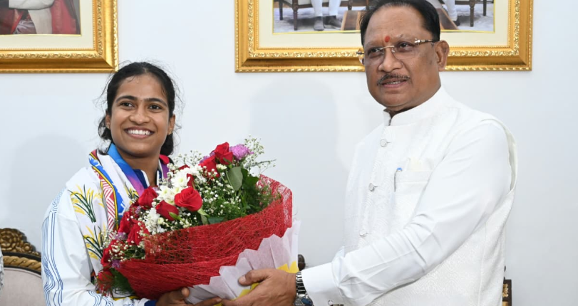 Commonwealth Games की रजत पदक विजेता ज्ञानेश्वरी यादव का मुख्यमंत्री निवास में भव्य स्वागत, मुख्यमंत्री विष्णु देव साय ने की 30 लाख रुपये प्रोत्साहन राशि और आउट ऑफ टर्न डीएसपी पद पर पदोन्नति की घोषणा