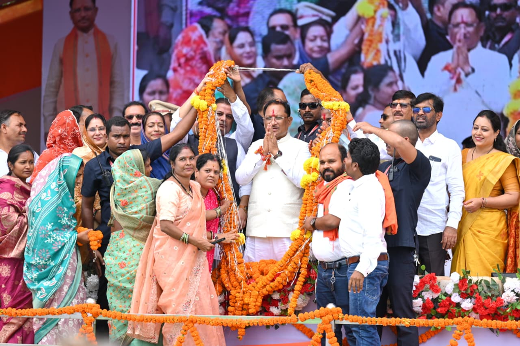 CM Vishnu : बहनों की आत्मनिर्भरता और चेहरे की मुस्कान ही हमारी सबसे बड़ी खुशी, रक्षाबंधन से पहले ‘विष्णु भैया’ ने बहनों को दिया स्नेह और सम्मान का उपहार