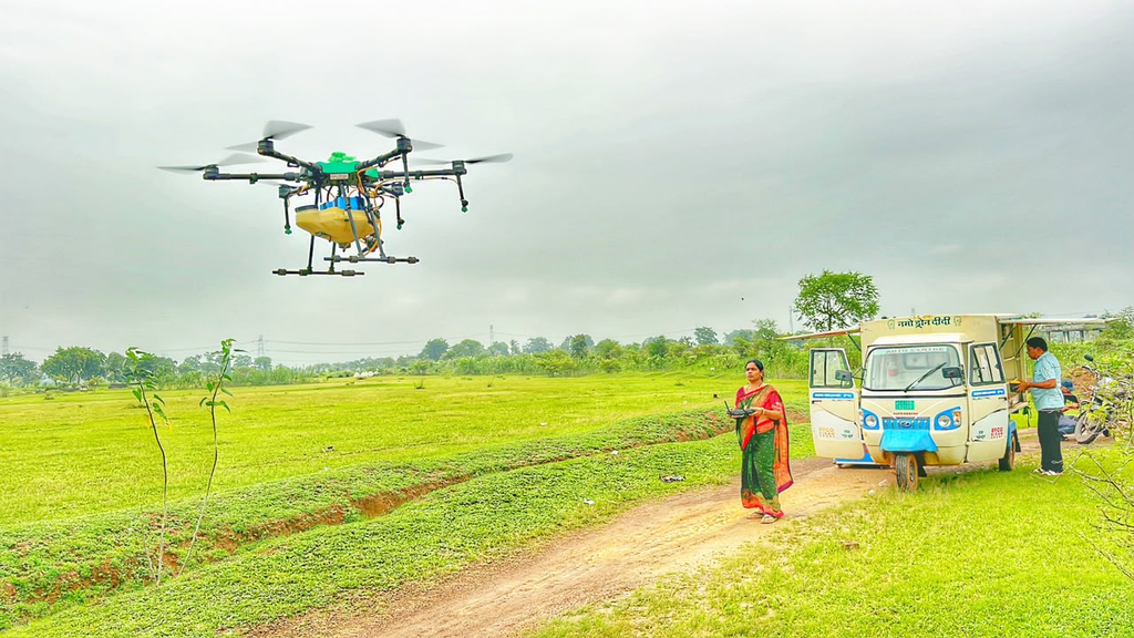 Drone Didiya : ड्रोन के पंखों से आत्मनिर्भरता की उड़ान, ‘विष्णु भैया’ की योजनाओं से हेमलता बनीं ड्रोन दीदी, आधुनिक कृषि तकनीक से गांव की तस्वीर बदल रहीं हेमलता मनहर