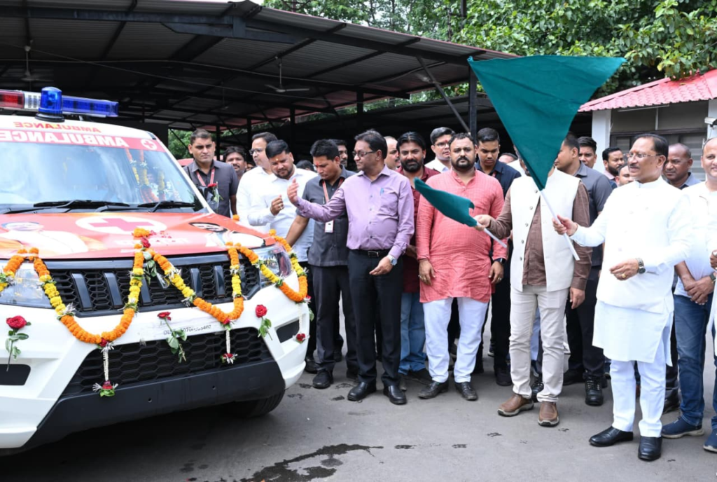 Free Ambulance : मुख्यमंत्री विष्णु देव साय ने धरसींवा विधानसभा को दी निःशुल्क एम्बुलेंस की सौगात, डीएमएफ से 19.65 लाख रुपये की लागत से उपलब्ध कराई गई आधुनिक एम्बुलेंस, आपातकालीन स्वास्थ्य सेवाओं को मिलेगी नई मजबूती