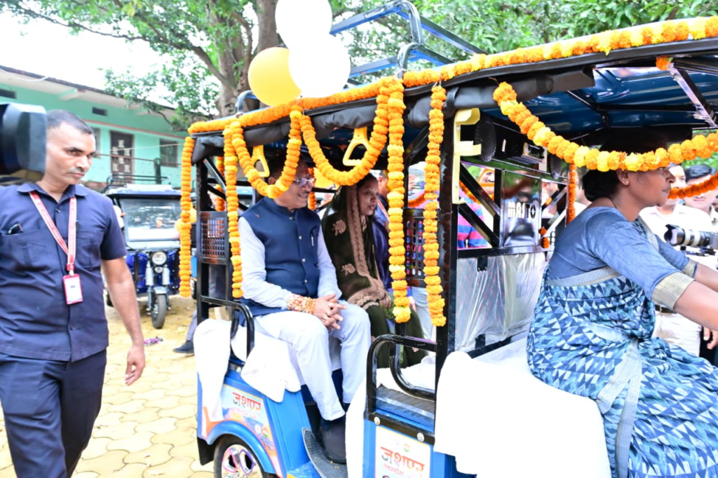 Jashpur Express : मुख्यमंत्री विष्णु देव साय ने ‘जशपुर एक्सप्रेस’ योजना का किया शुभारंभ,  रक्षाबंधन पर ‘विष्णु भैया’ ने 50 बहनों को दिया आत्मनिर्भरता का उपहार, सौंपे ई-रिक्शा