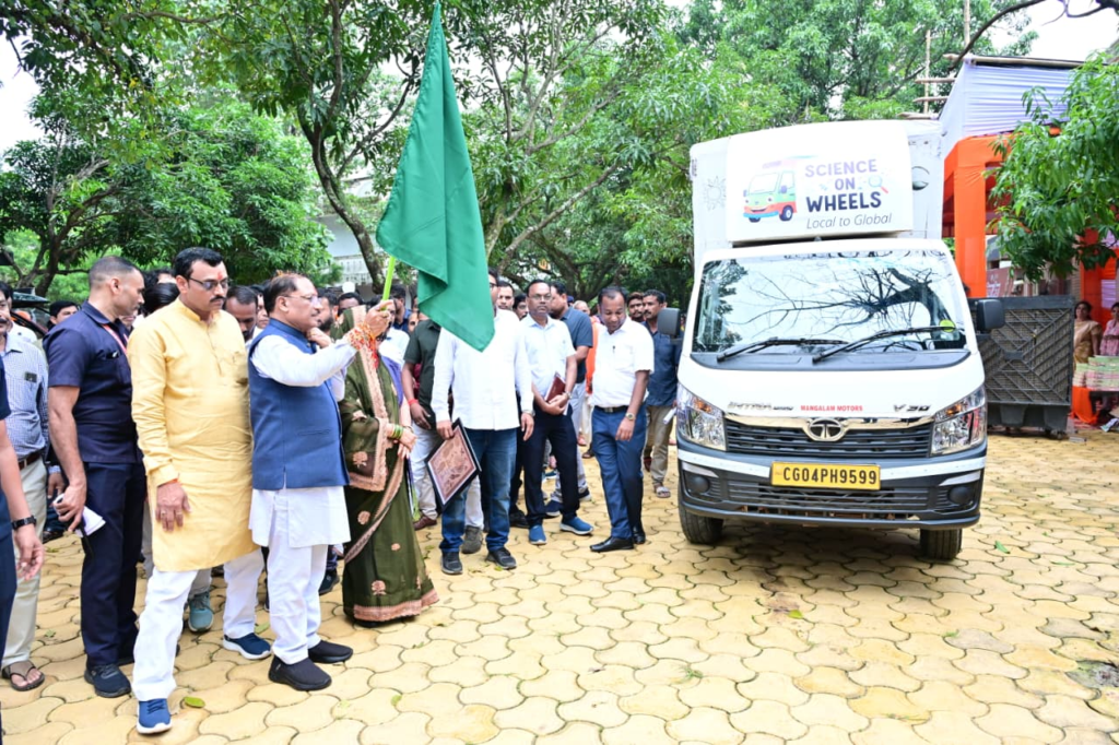 Green Flaged : मुख्यमंत्री ने ‘साइंस ऑन व्हील्स’ को दिखाई हरी झंडी, अब स्कूलों तक पहुंचेगी प्रयोगों की चलती-फिरती विज्ञानशाला