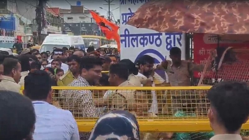 Mahakal Temple Crowd : महाकाल मंदिर में उमड़ा भक्तों का सैलाब…! भीड़ के दबाव से श्रद्धालु घायल…मंदिर समिति ने दिया बड़ा बयान…यहां देखें भयावह VIDEO