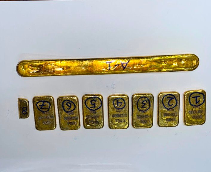 Gold Smuggling : रायपुर से निकली दुरंतो में गोल्ड तस्करी…! 7 बिस्किट और 1 सोने की छड़ बरामद…2 संदिग्ध पकड़े गए…यहां देखें