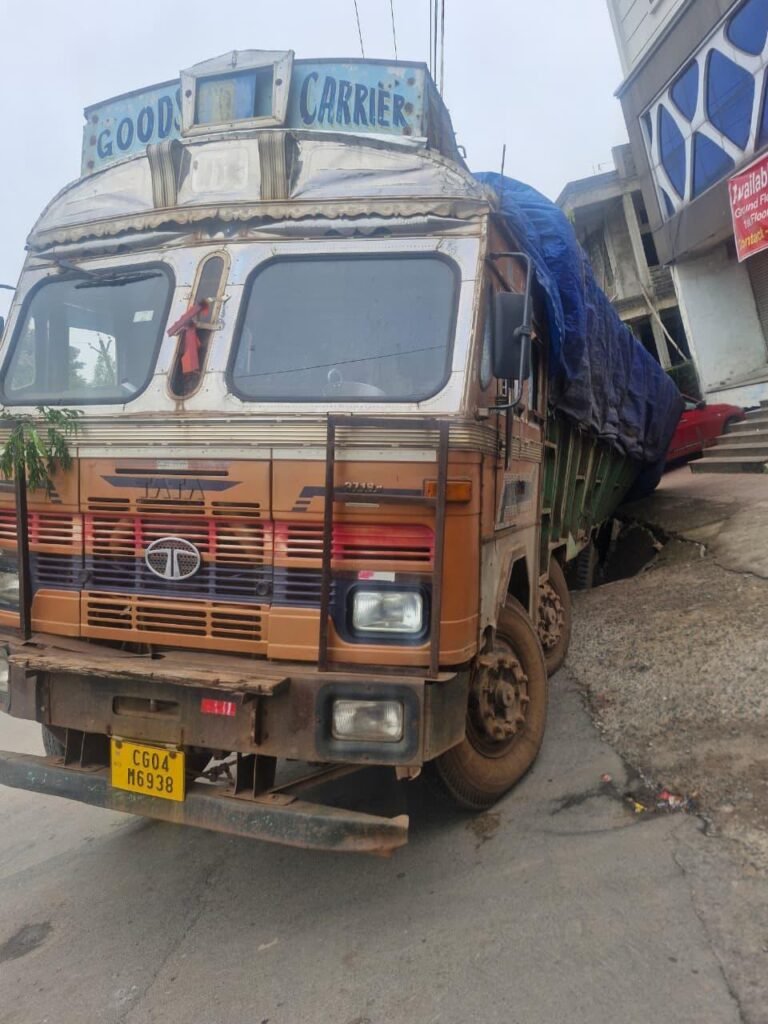Truck fell Drain : अग्रसेन चौक की क्षमता कॉलोनी में नाले में गिरी 18 चक्के की ट्रक…! बाल-बाल बचे लोग…मचा हड़कंप…मौके पर सुरक्षा जरूरी