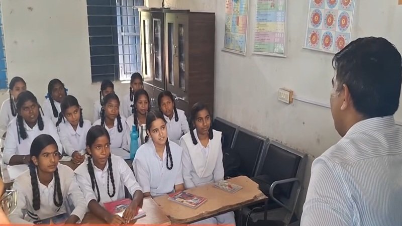 Collector Lesson : ‘मुझे पहचानते हो…स्कूल में क्या कमी है…संकोच मत कीजिए…?’ फिर किया एक बड़ा ऐलान…कलेक्टर के इस अंदाज के मुरीद विद्यार्थी…यहां सुनें VIDEO