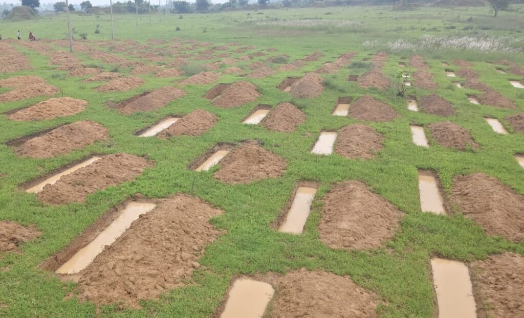 Water Conservation : ढलानों पर बनेगी जल-संरक्षण की राह, संवरेंगे खेत और गांव, रायगढ़ जिले में कुल 16 हजार 873 ट्रेंच निर्माण का लक्ष्य निर्धारित, 52.55 लाख रुपये स्वीकृत