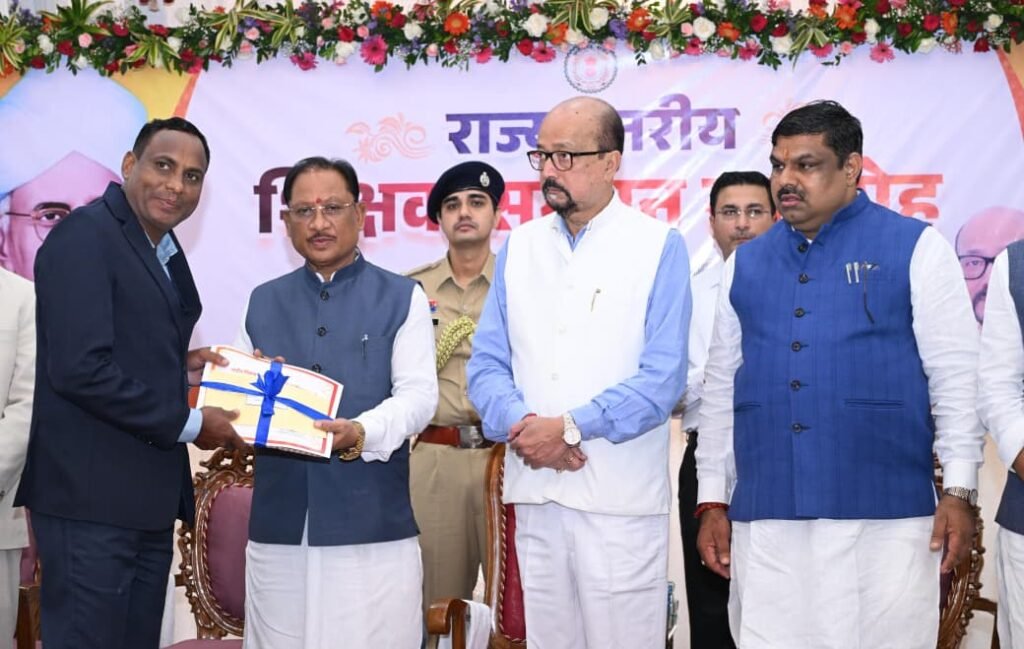 Lokbhavan में राज्य स्तरीय शिक्षक सम्मान समारोह का गरिमामय आयोजन, प्रदेश के 63 उत्कृष्ट शिक्षक राज्यपाल पुरस्कार से सम्मानित, चार शिक्षकों को मिला राज्य शिक्षक सम्मान स्मृति पुरस्कार