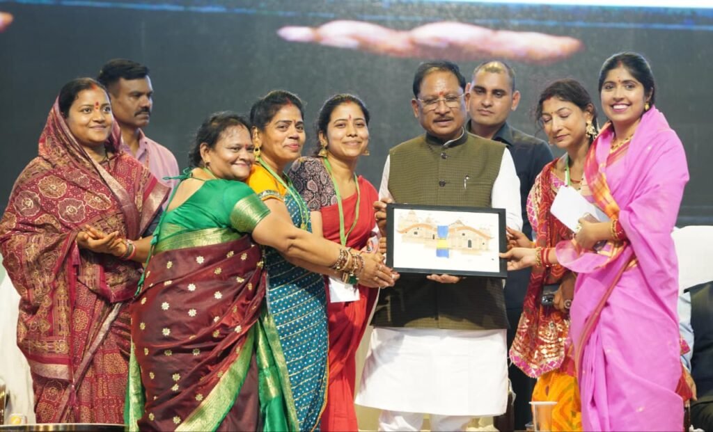 Teeja Festival : बहतराई स्टेडियम में गूंजा तीजा तिहार का उल्लास, मुख्यमंत्री विष्णु देव साय ने बहनों संग साझा की पर्व की खुशियां, छत्तीसगढ़ी संस्कृति और नारी शक्ति का दिखा भव्य संगम, पारंपरिक वेशभूषा में बड़ी संख्या में शामिल हुईं माताएं-बहनें
