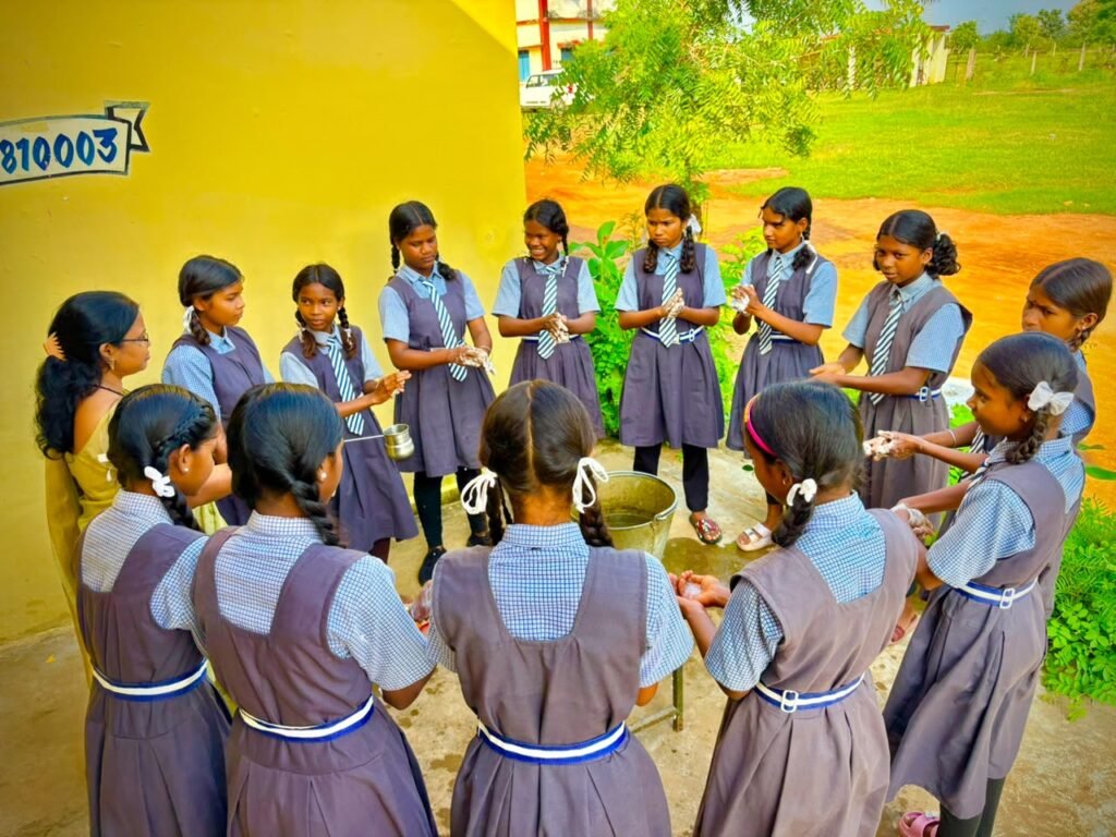 Cleanliness Fortnight में गूंजा स्वच्छता का संदेश, विद्यालयों में मनाया गया हाथ धुलाई दिवस, हाथों की नियमित सफाई, सुरक्षित पेयजल और जल संरक्षण के प्रति विद्यार्थियों को किया गया जागरूक