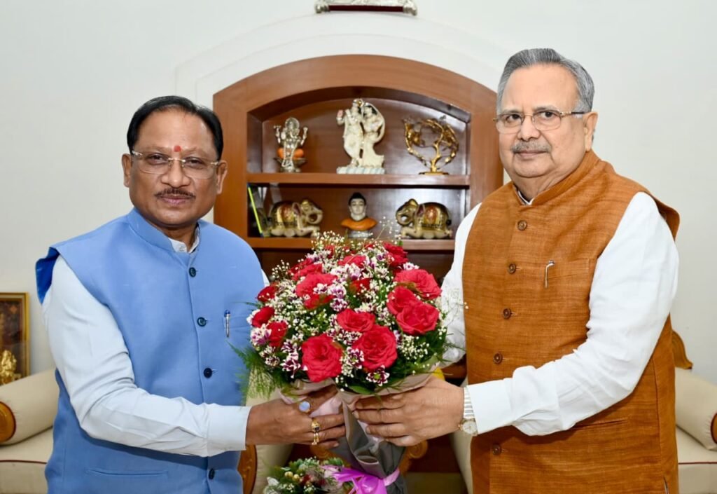 CM Vishnu : राजनांदगांव में प्रस्तावित गैस आधारित फर्टिलाइजर प्लांट से औद्योगिक विकास और रोजगार को मिलेगी नई गति, मुख्यमंत्री श्री विष्णु देव साय ने विधानसभा अध्यक्ष डॉ. रमन सिंह से की आत्मीय भेंट