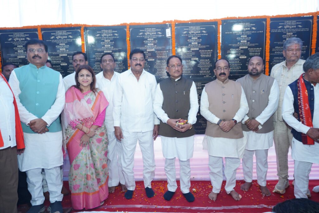 Bemetara Development : मुख्यमंत्री विष्णु देव साय ने बेमेतरा जिले को दी 183 करोड़ के विकास कार्यों की सौगात, 30 कार्यों का किया लोकार्पण-भूमिपूजन, शिक्षक सम्मान समारोह में 81 सेवानिवृत्त शिक्षकों एवं 42 प्रतिभावान विद्यार्थियों का हुआ सम्मान