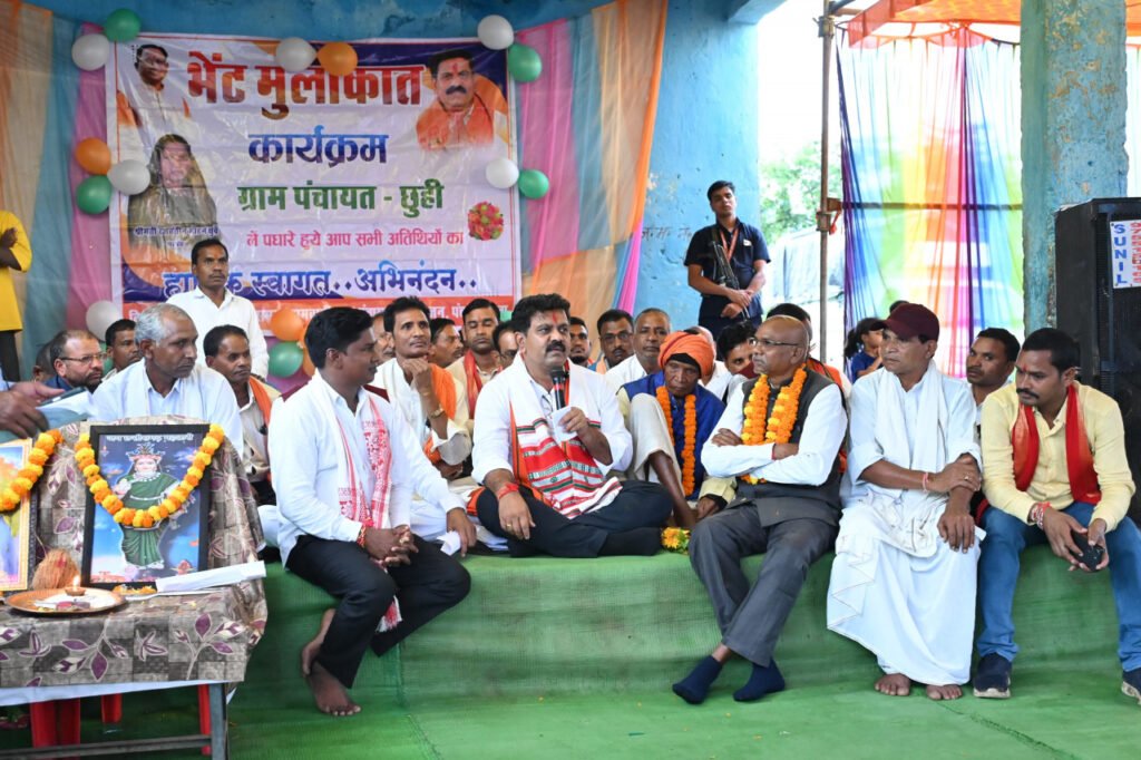 Deputy CM Vijay Sharma : ग्राम छुई में ग्रामीणों के बीच पहुंचे उप मुख्यमंत्री विजय शर्मा, सुनी समस्याएं और विकास की मांगों पर की घोषणाएं, ग्राम छुई में नवीन पंचायत भवन और मिडिल स्कूल भवन निर्माण की घोषणा की