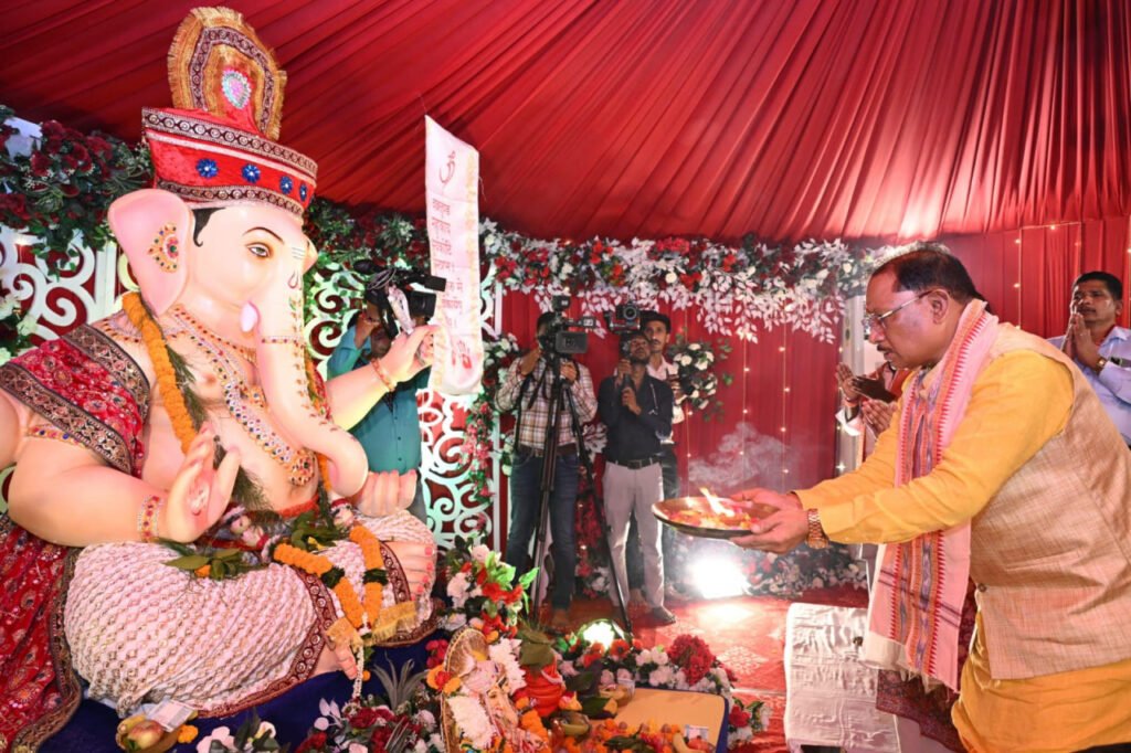 CM Niwaas में विराजे भगवान गणेश, मुख्यमंत्री श्री विष्णु देव साय ने परिवारजनों के साथ विधि-विधान से की गणपति की स्थापना और पूजा-अर्चना