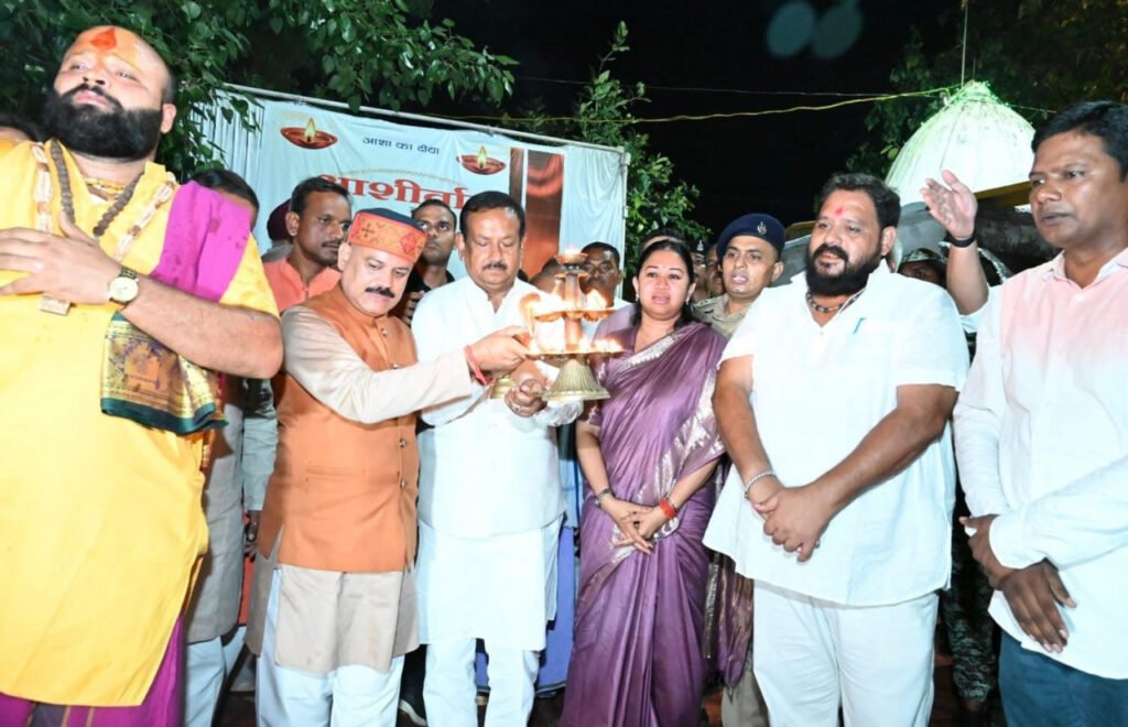 Seva Sankalp Abhiyaan : आशीर्वाद का दीया अभियान का भव्य शुभारंभ, 10 हजार दीपों से जगमगाया खाड़ाबांध तालाब, सारंगढ़-बिलाईगढ़ में सेवा व सुशासन का शंखनाद