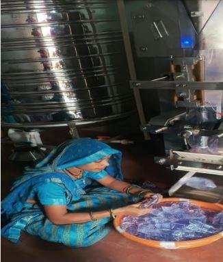 Seva Sankalp से सशक्त हुई ग्रामीण महिलाएं, गौरी समूह ने पानी पाउच निर्माण से गढ़ी आत्मनिर्भरता की नई गाथा