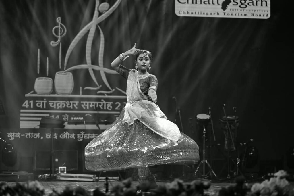 Chakradhar Samaroh : शिव वंदना में अश्विका ने बिखेरी कथक की मनोहारी छटा, लखनऊ घराने की नजाकत ने मोहा मन