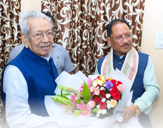 Courtesy Meet : मुख्यमंत्री विष्णु देव साय ने छत्तीसगढ़ के पूर्व राज्यपाल विश्वभूषण हरिचंदन से की सौजन्य भेंट