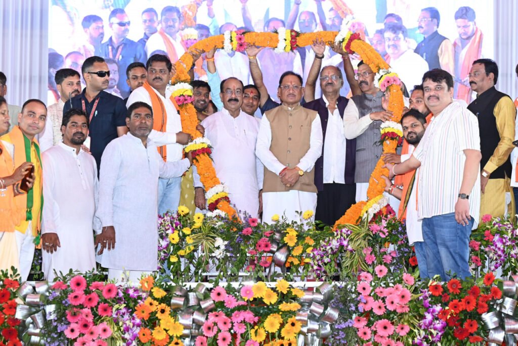 CM Vishnu : विकसित छत्तीसगढ़ के निर्माण में अब कोई बाधा नहीं, विकास की गति होगी और तेज, बीरगांव नगर निगम को मिले दो नए अग्निशमन वाहन, मुख्यमंत्री ने ‘एक पेड़ मां के नाम’ अभियान के तहत लगाया रुद्राक्ष का पौधा