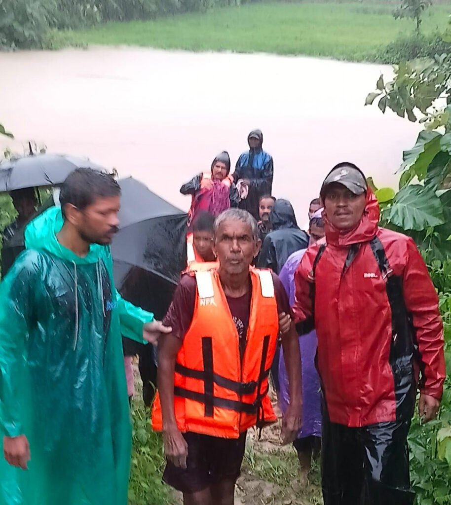 Risk of Flooding : नारायणपुर में माड़ीन नदी के बीच पेड़ पर फंसे ग्रामीण का सफल रेस्क्यू, खतरे के मुहाने पर बसे 9 परिवार भी शिफ्ट