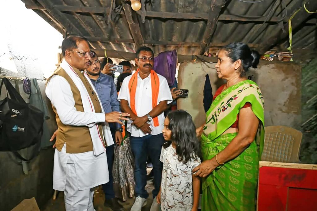 Sukma Flood : बाढ़ प्रभावित परिवारों के बीच पहुंचे CM विष्णु देव साय, 300 परिवारों को ₹10-10 हजार अतिरिक्त सहायता