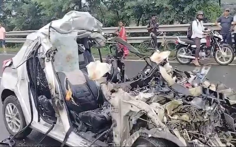 Jamshedpur Accident: खड़े ट्रक में घुसी कार, मंत्री दीपिका पांडेय सिंह की बेटी सहित 4 की मौत; गाड़ी देखकर लगा सकते हैं टक्कर की भयावहता का अंदाजा देखें VIDEO