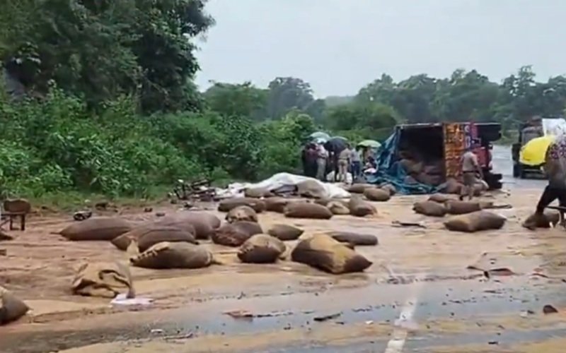 Balod Road Accident: बालोद में भीषण सड़क हादसा: गेहूं से भरे ट्रक ने पिकअप को मारी टक्कर, 6 युवकों की मौत; CM साय ने जताया शोक VIDEO