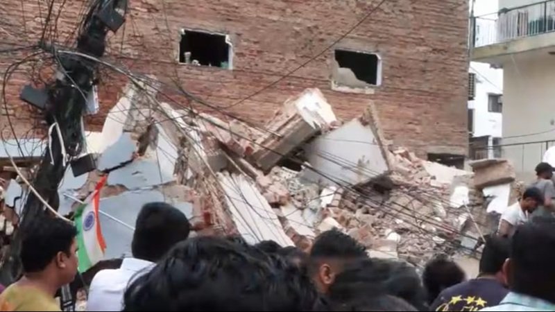 Delhi Building Collapse: दिल्ली में मूसलाधार बारिश के बीच भरभराकर गिरी इमारत, मलबे में छात्रों के फंसे होने की आशंका; रेस्क्यू जारी देखें VIDEO