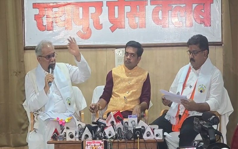 Bhupesh Baghel vs Vijay Sharma: PM आवास पर भूपेश बघेल vs विजय शर्मा आमने-सामने, प्रेस क्लब में सियासी संग्राम! 18 लाख आवास के आंकड़ों पर बहस देखें LIVE